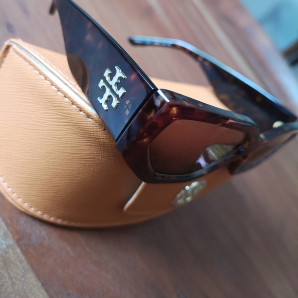 Tory Burch Kira Sunglasses - Picture 4 of 12